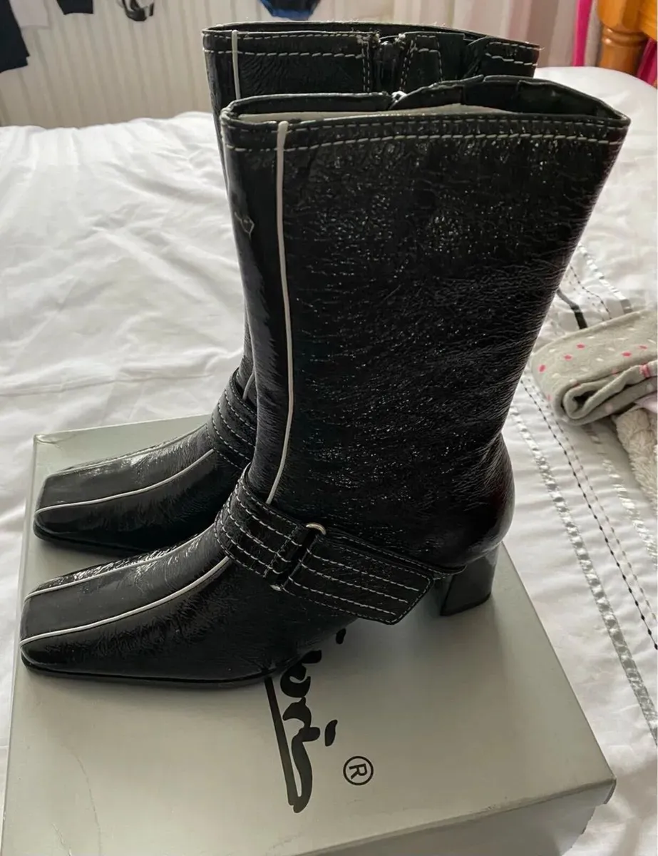 Brand NEW Gino Ventori Ladies Boots, Size 39 / 6 - Image 2