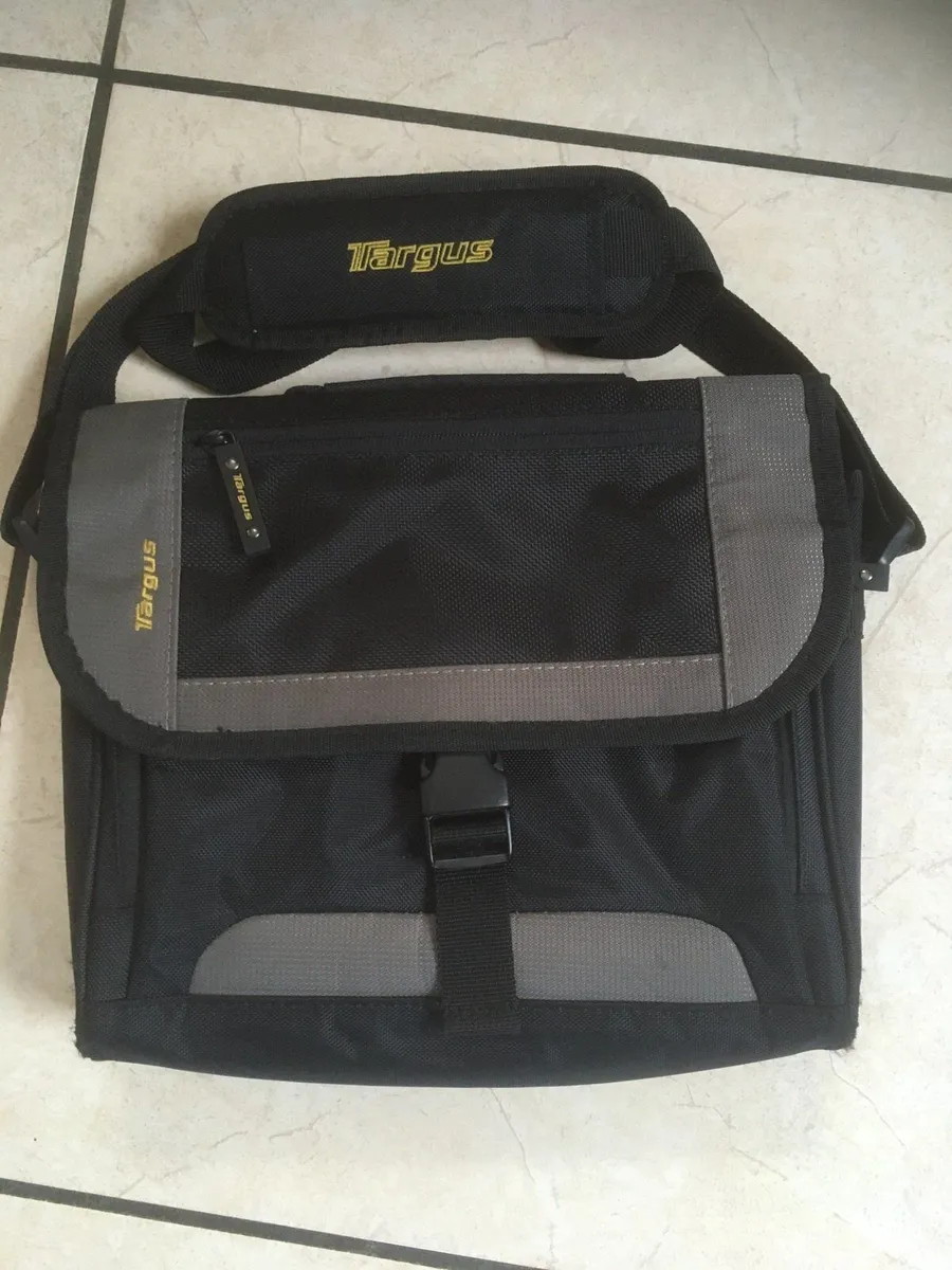 Targus Carry Bag for iPad, Tablet or Small Laptop - Image 1