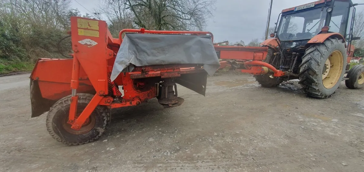 Kuhn FC 250 eight foot trailed mower - Image 4