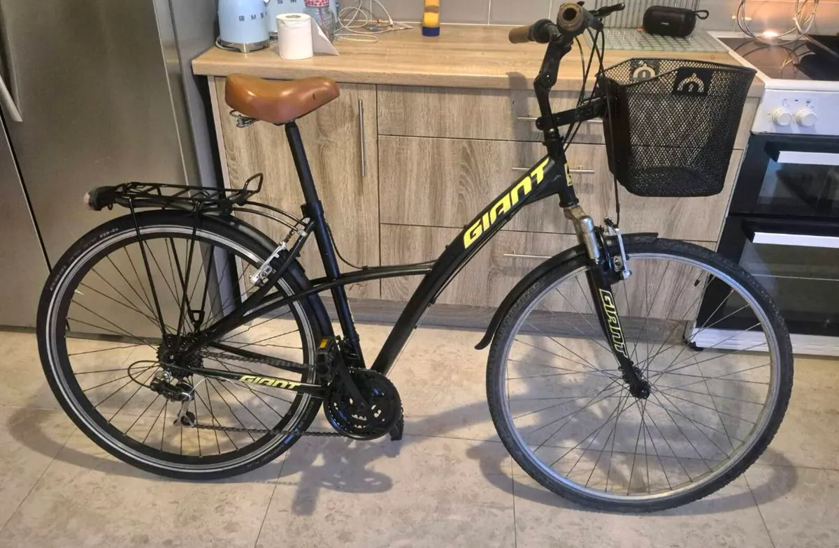 ADULTS GIANT BIKE 20 INCH FRAME IN VERY GOOD CONDI - Image 1