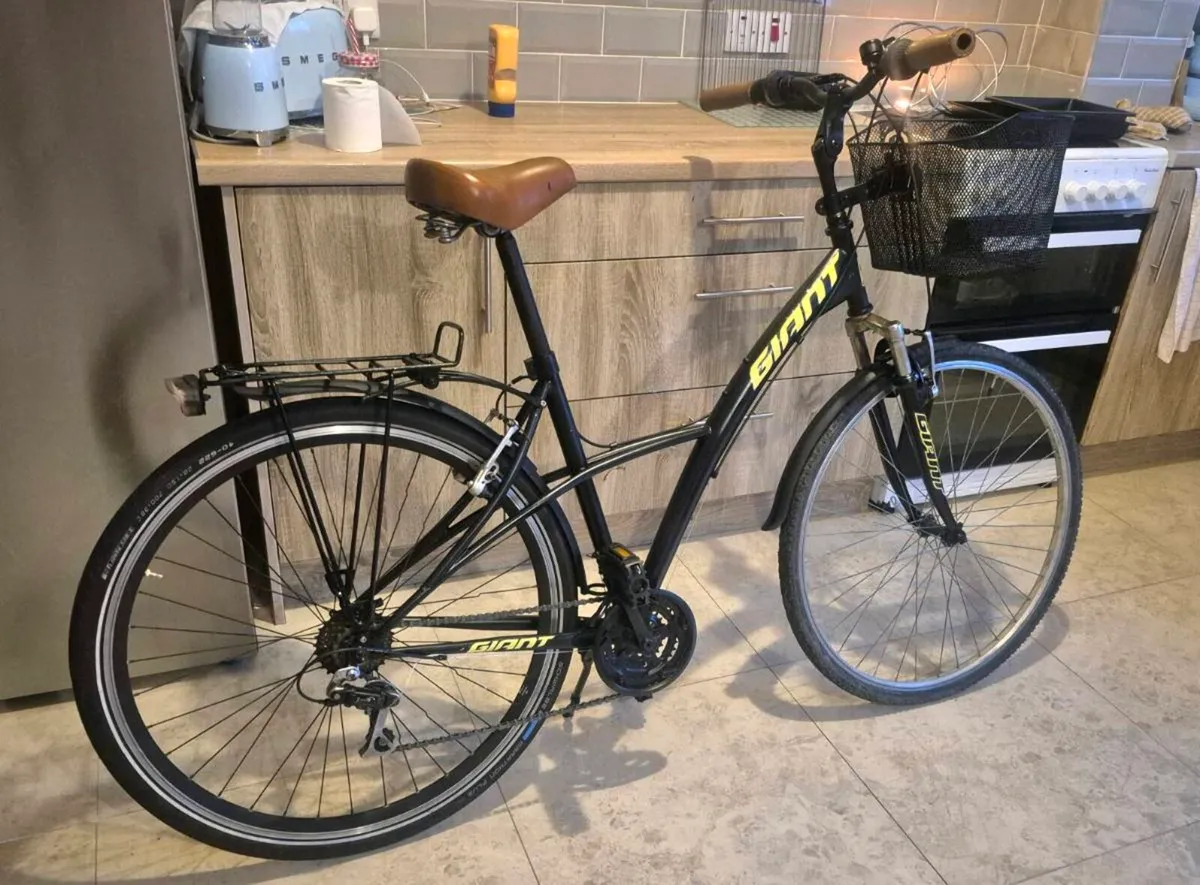 ADULTS GIANT BIKE 20 INCH FRAME IN VERY GOOD CONDI - Image 2