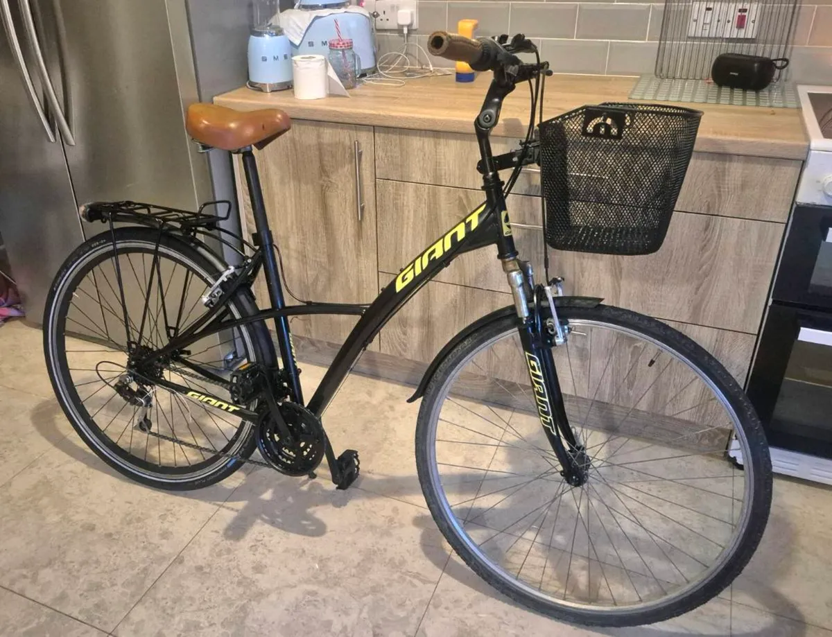 ADULTS GIANT BIKE 20 INCH FRAME IN VERY GOOD CONDI - Image 3