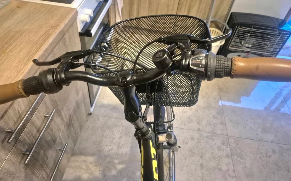 ADULTS GIANT BIKE 20 INCH FRAME IN VERY GOOD CONDI - Image 4