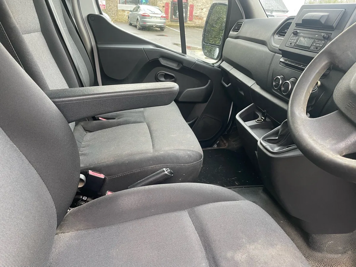 221 Nissan NV400 - Image 4