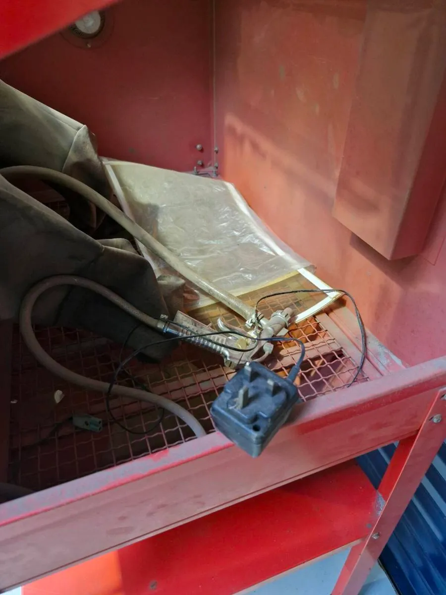 SHOT BLASTING CABINET - Image 3