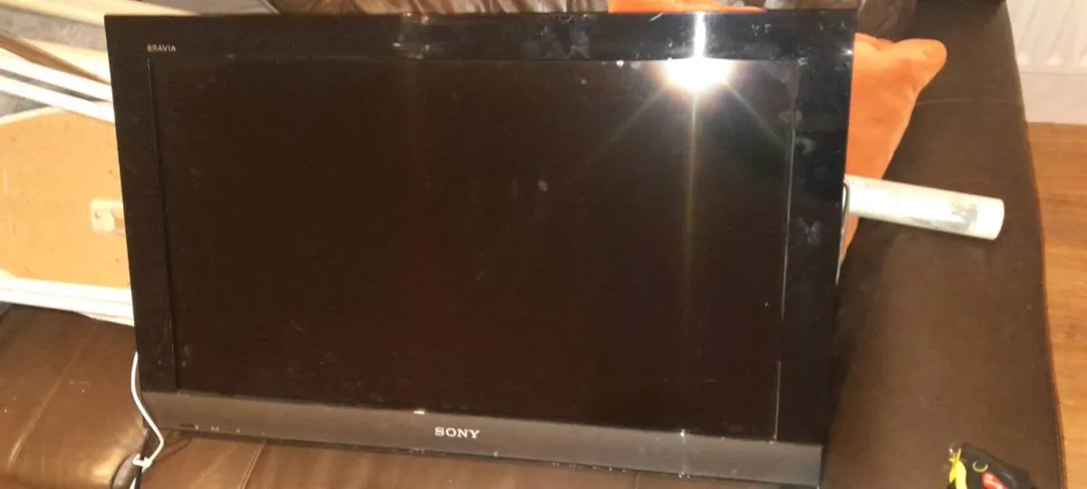 36 inch sony TV. Comes with wall mount - Image 1