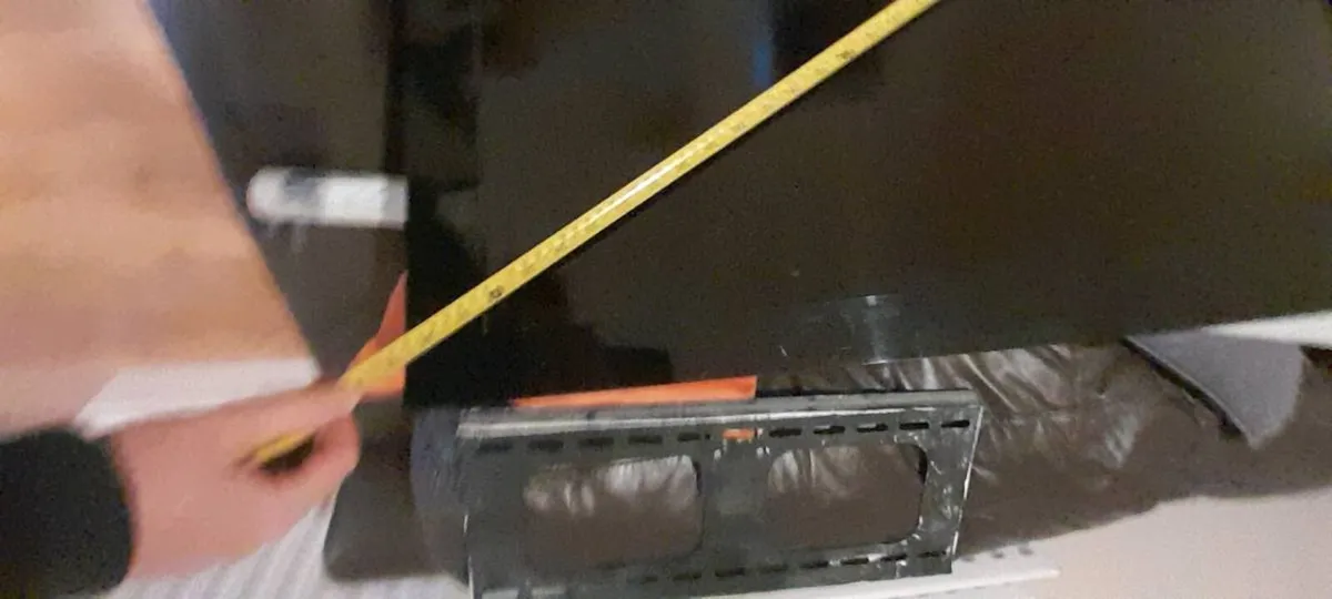 36 inch sony TV. Comes with wall mount - Image 2