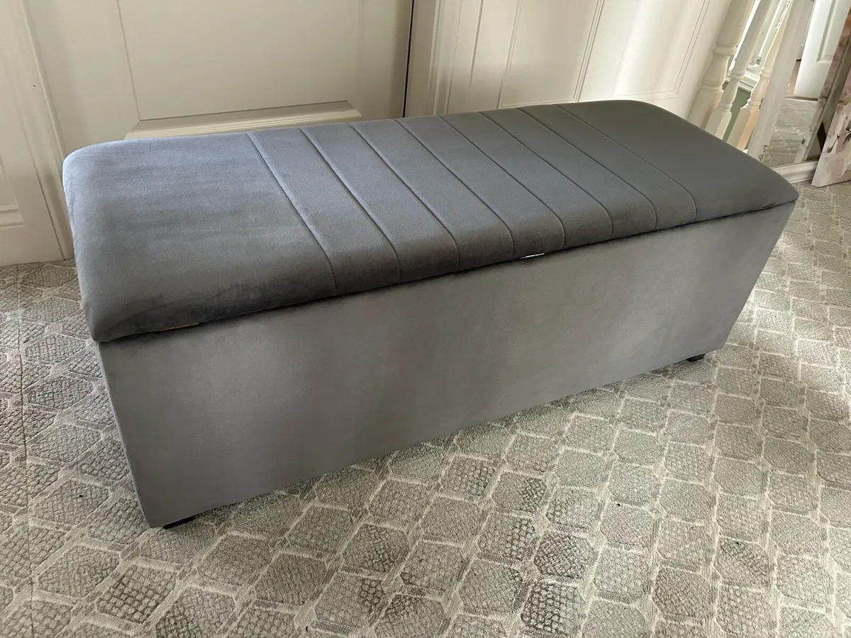 Blanket storage box seat - Image 1