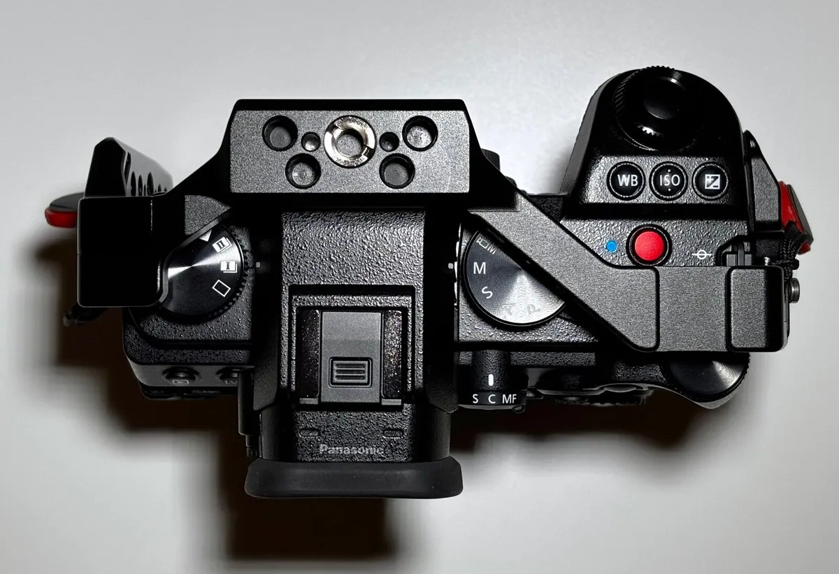 Panasonic LUMIX S5II with Smallrig cage and handle - Image 4