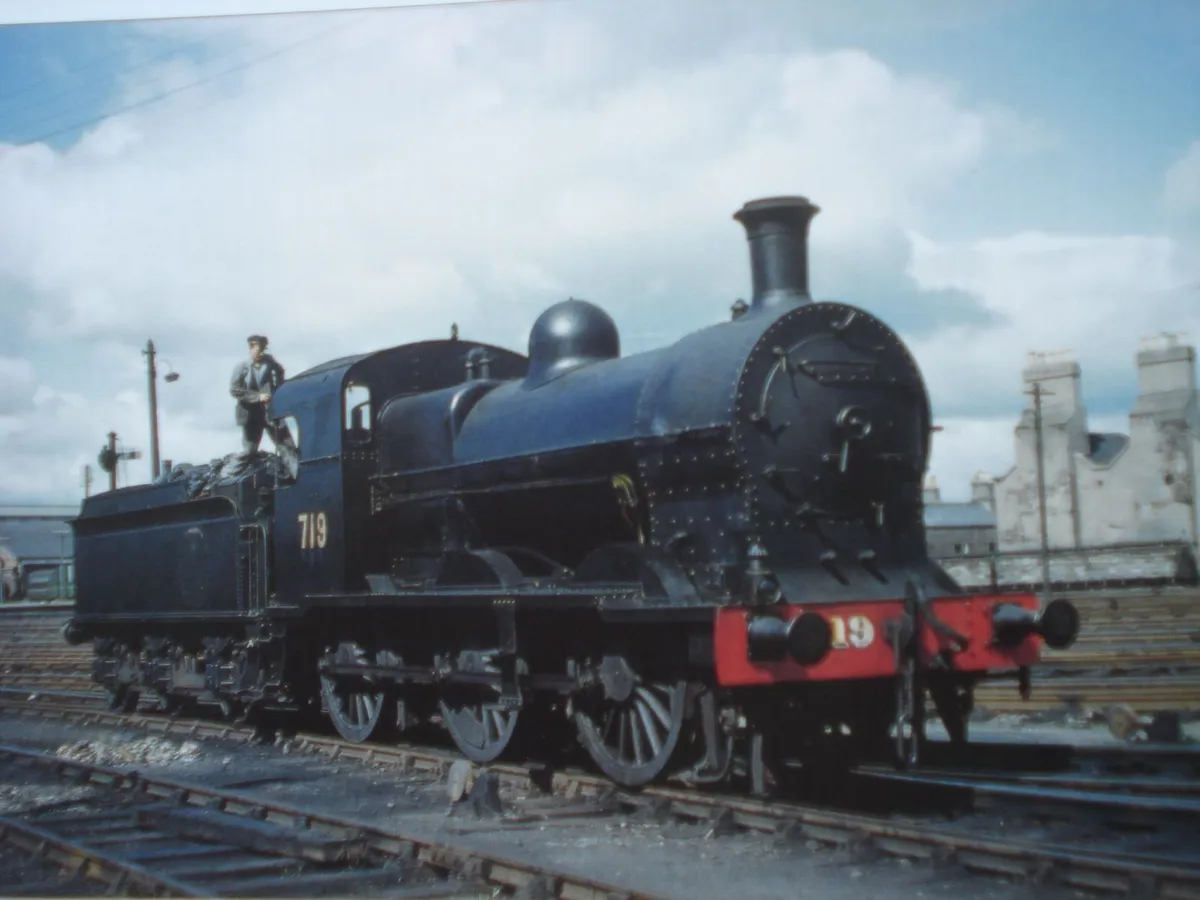 IRISH & UK TRAIN & TRAM BOOKS. - Image 4