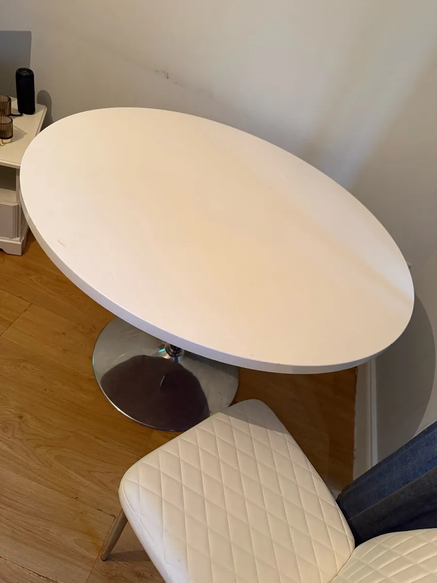 Table and 4 chairs - Image 1