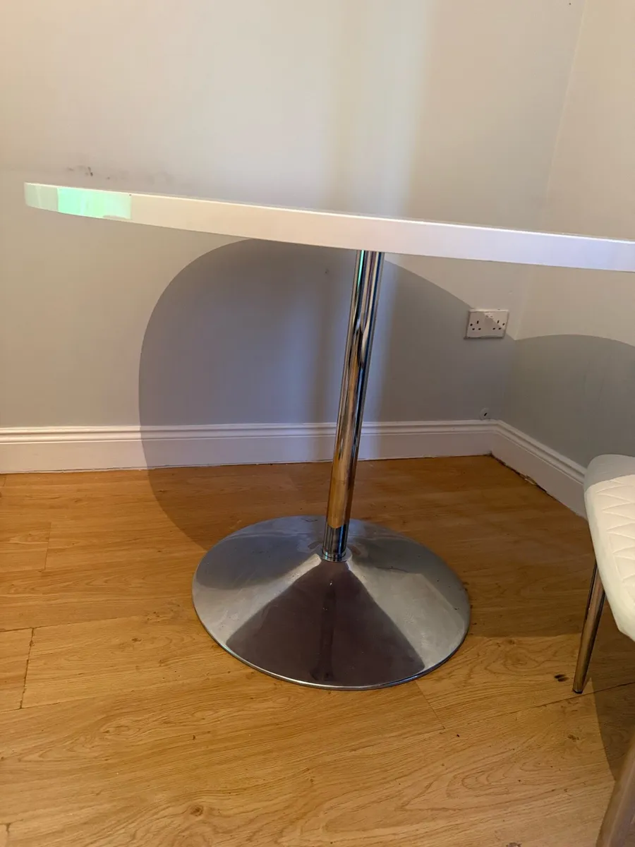 Table and 4 chairs - Image 2