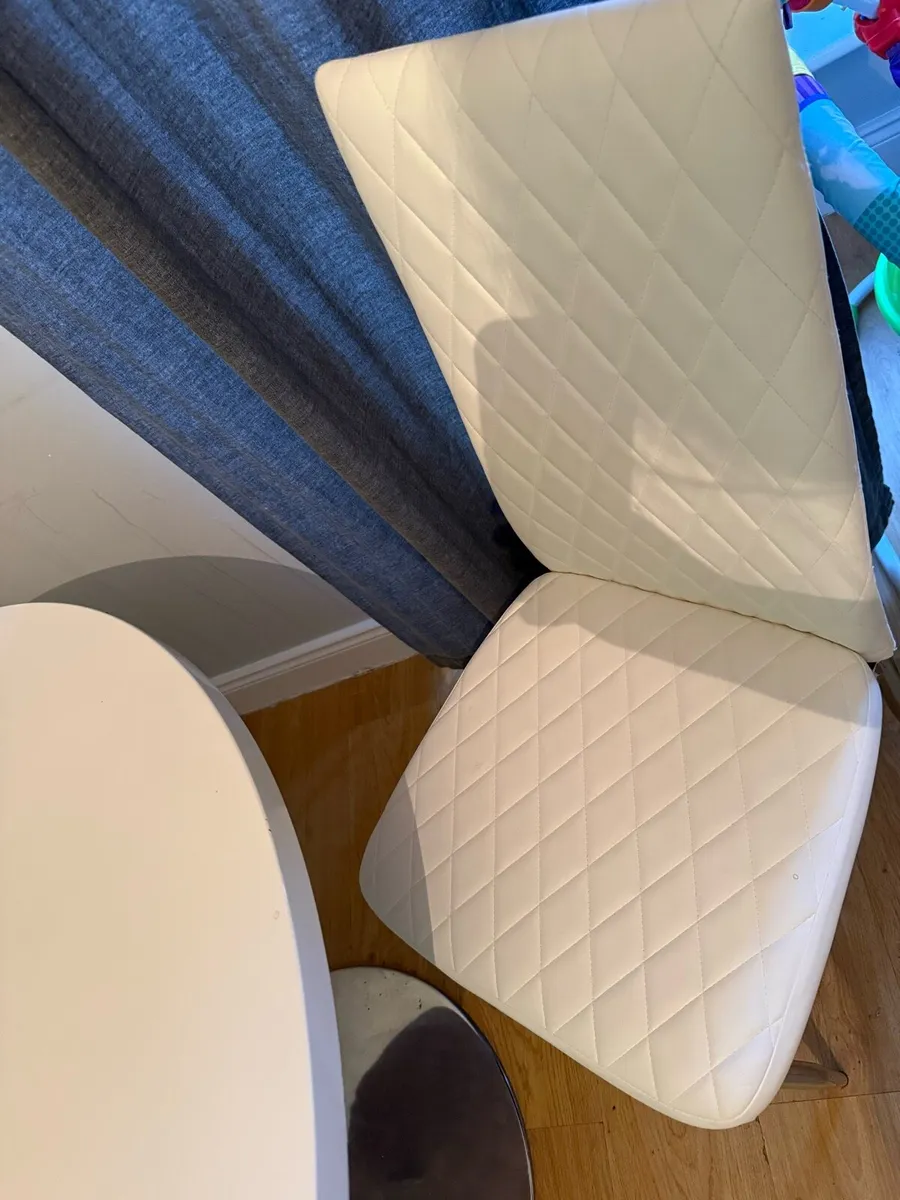 Table and 4 chairs - Image 3