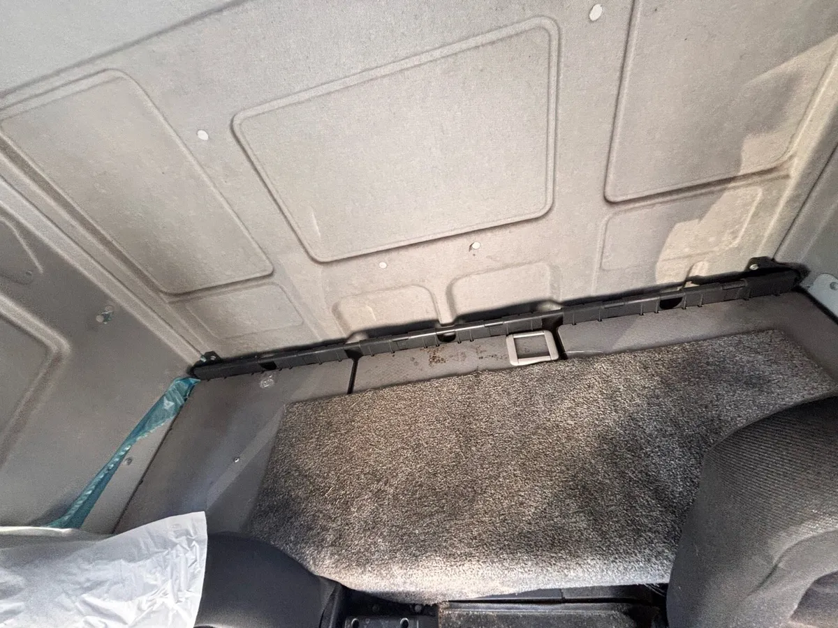 Iveco 12 ton curtainsider - Image 4