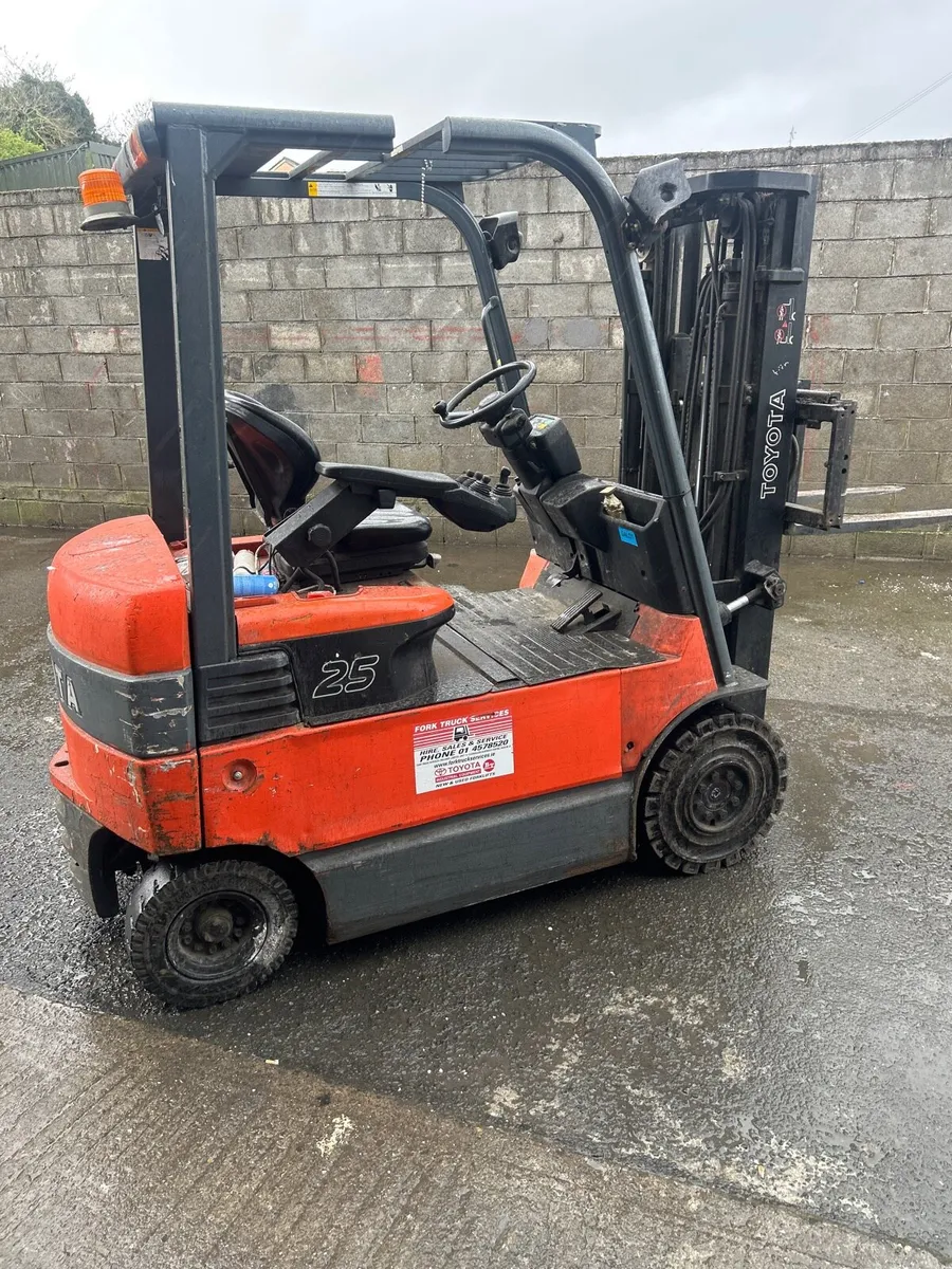 Forklift - Image 4