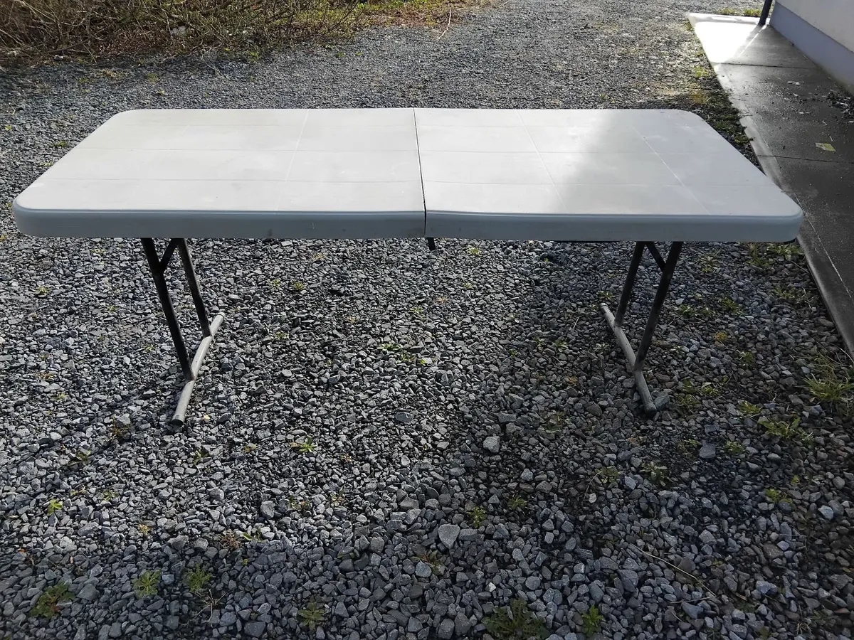 Folding table