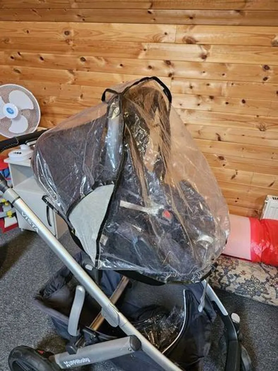 Maxi Cosi Newborn Car Seat plus Isofix Base - Image 3