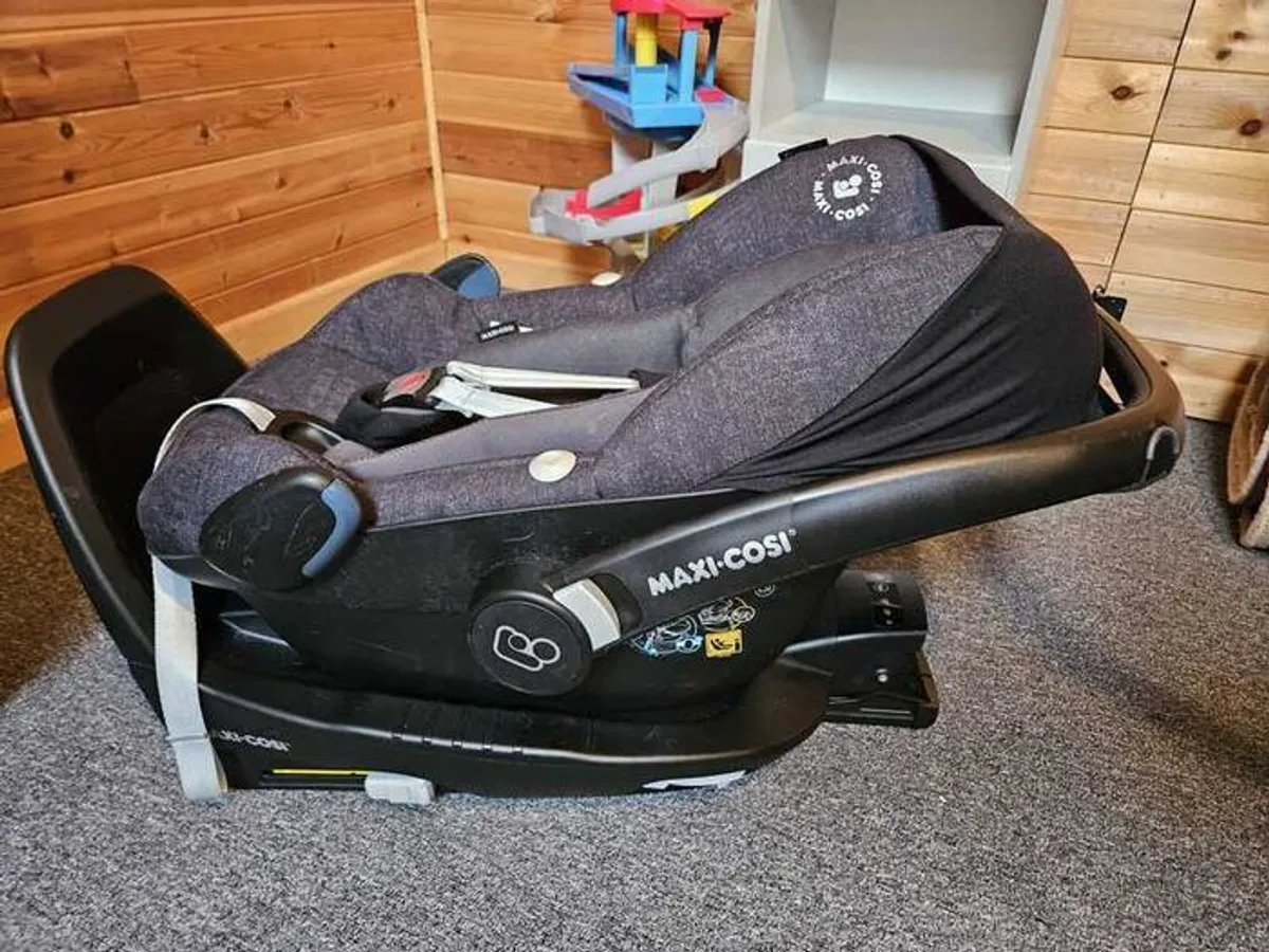 Maxi Cosi Newborn Car Seat plus Isofix Base - Image 1