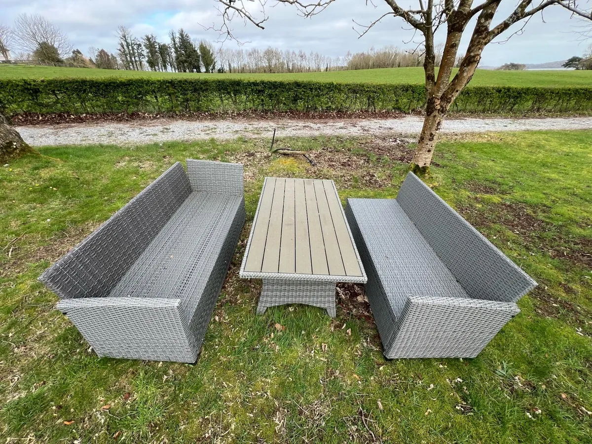 Outdoor Lounge and Table