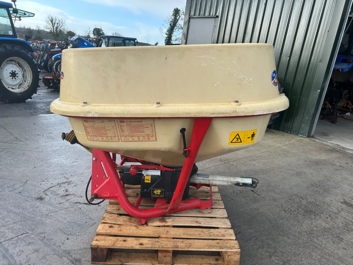 Vicon 1 Tonne Fertiliser Spreader - Image 4
