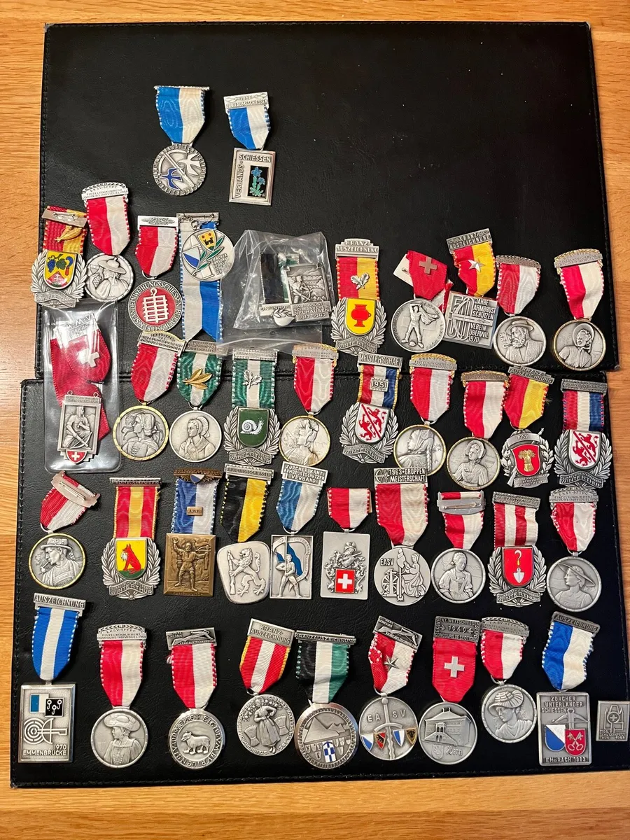Old medals - Image 1