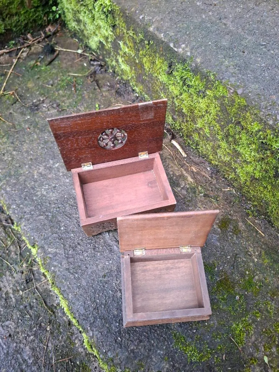 Duo brittany wood boxes possible to post - Image 2