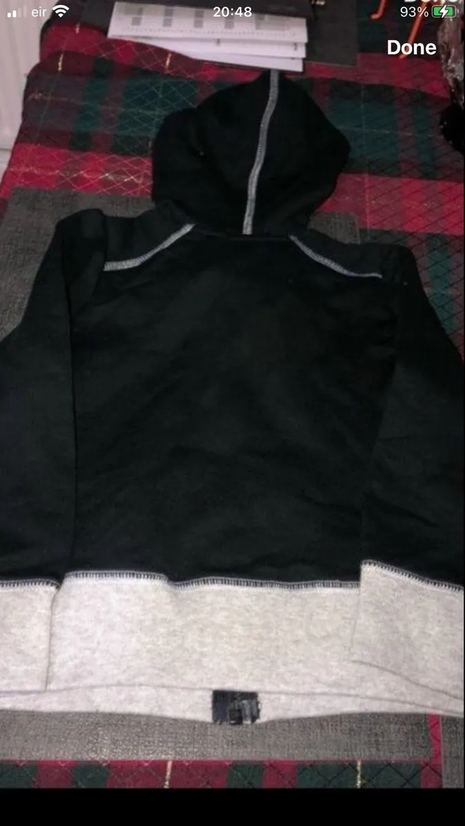 Boys BNWT Benetton hoodie age 4 €10 - Image 2