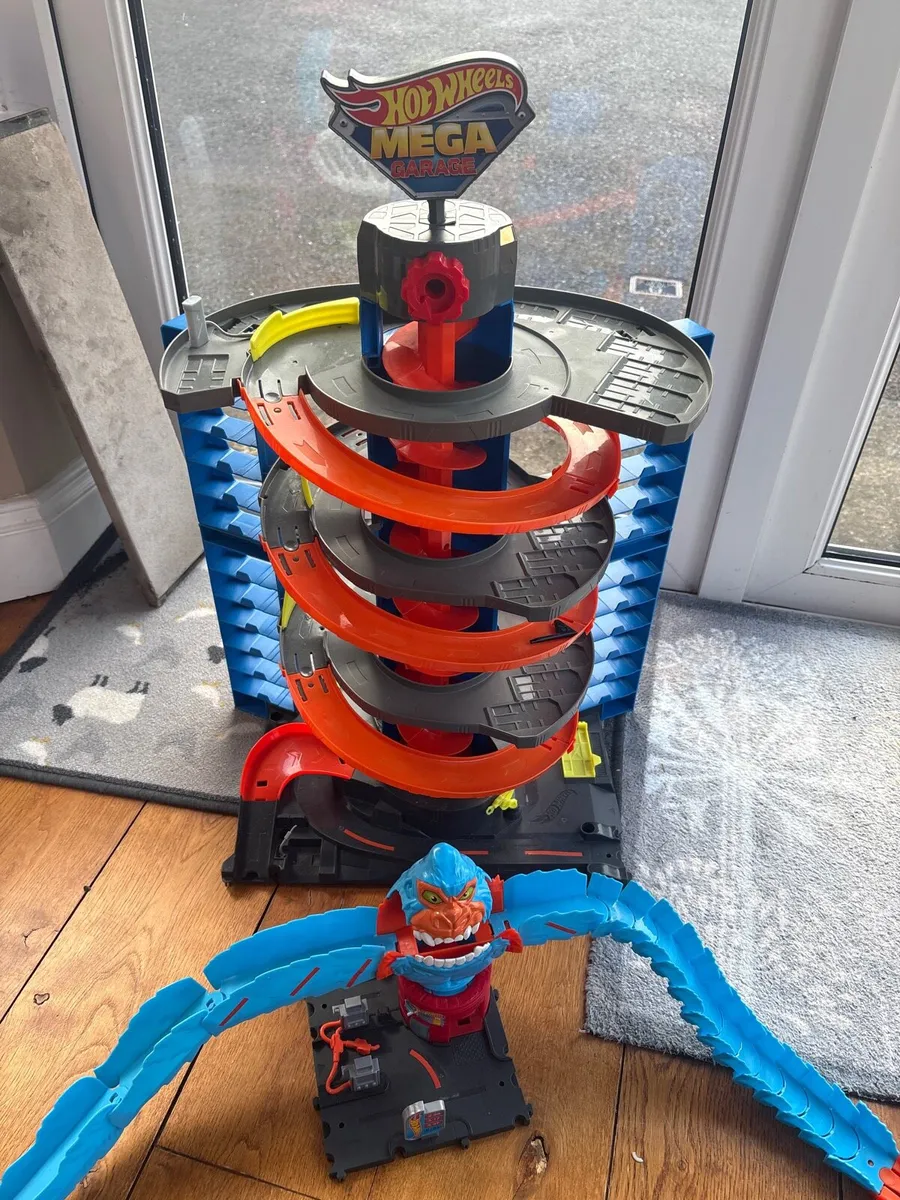 Hot wheels garage and track toy