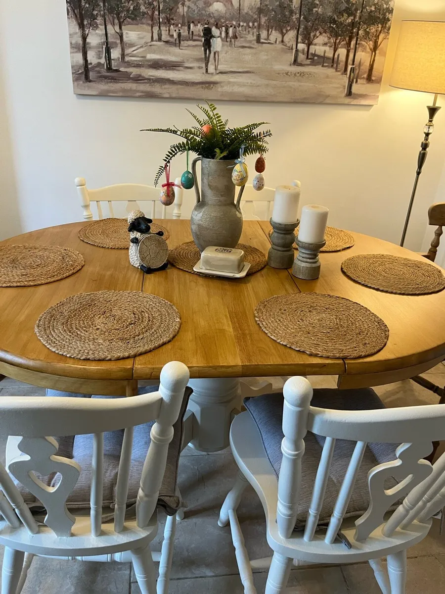 Extendable table and chairs - Image 2