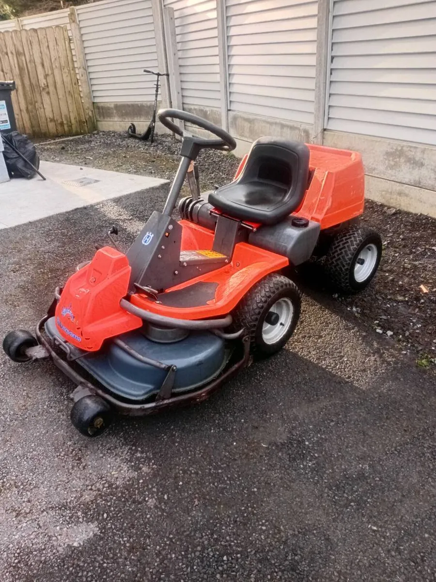 Ride on lawnmower - Image 1