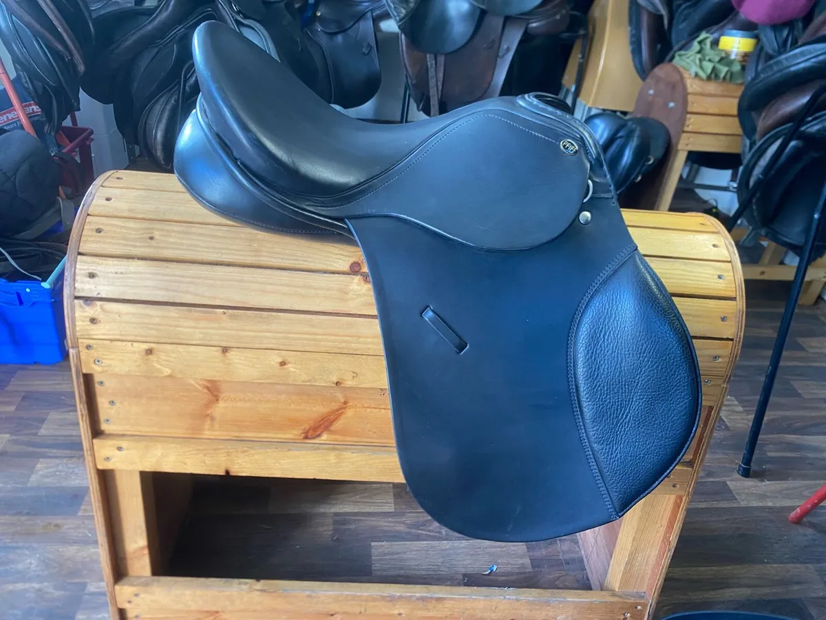 Pfiff black 16.5 Leather saddle - Image 1