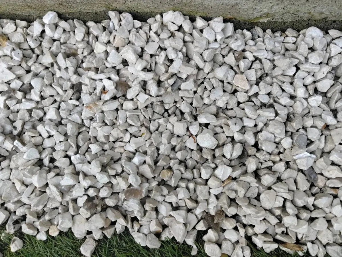 White limestone chip decorative stone - Image 2