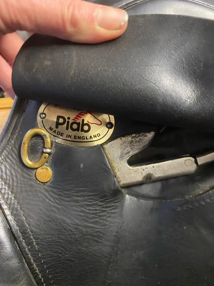 16.5-17” black Leather jump saddle - Image 3