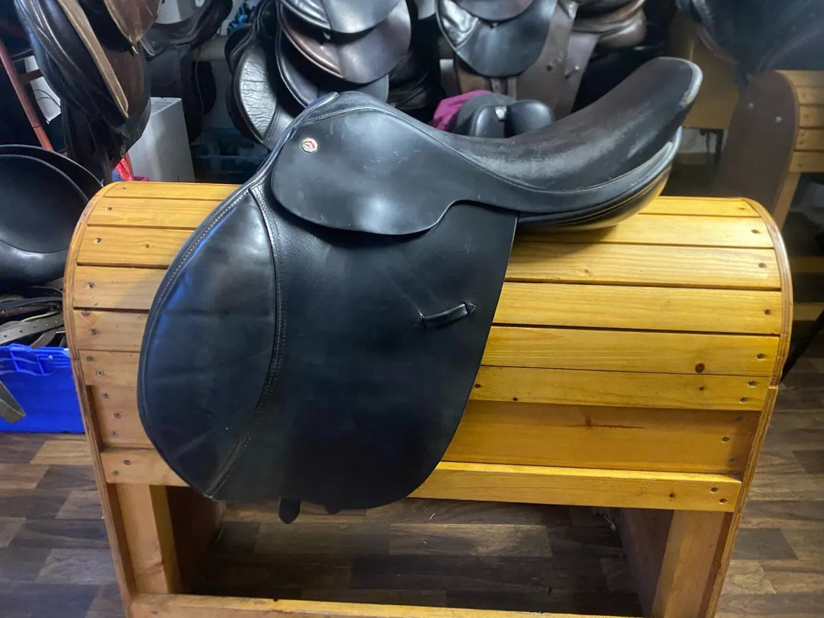 16.5-17” black Leather jump saddle - Image 1