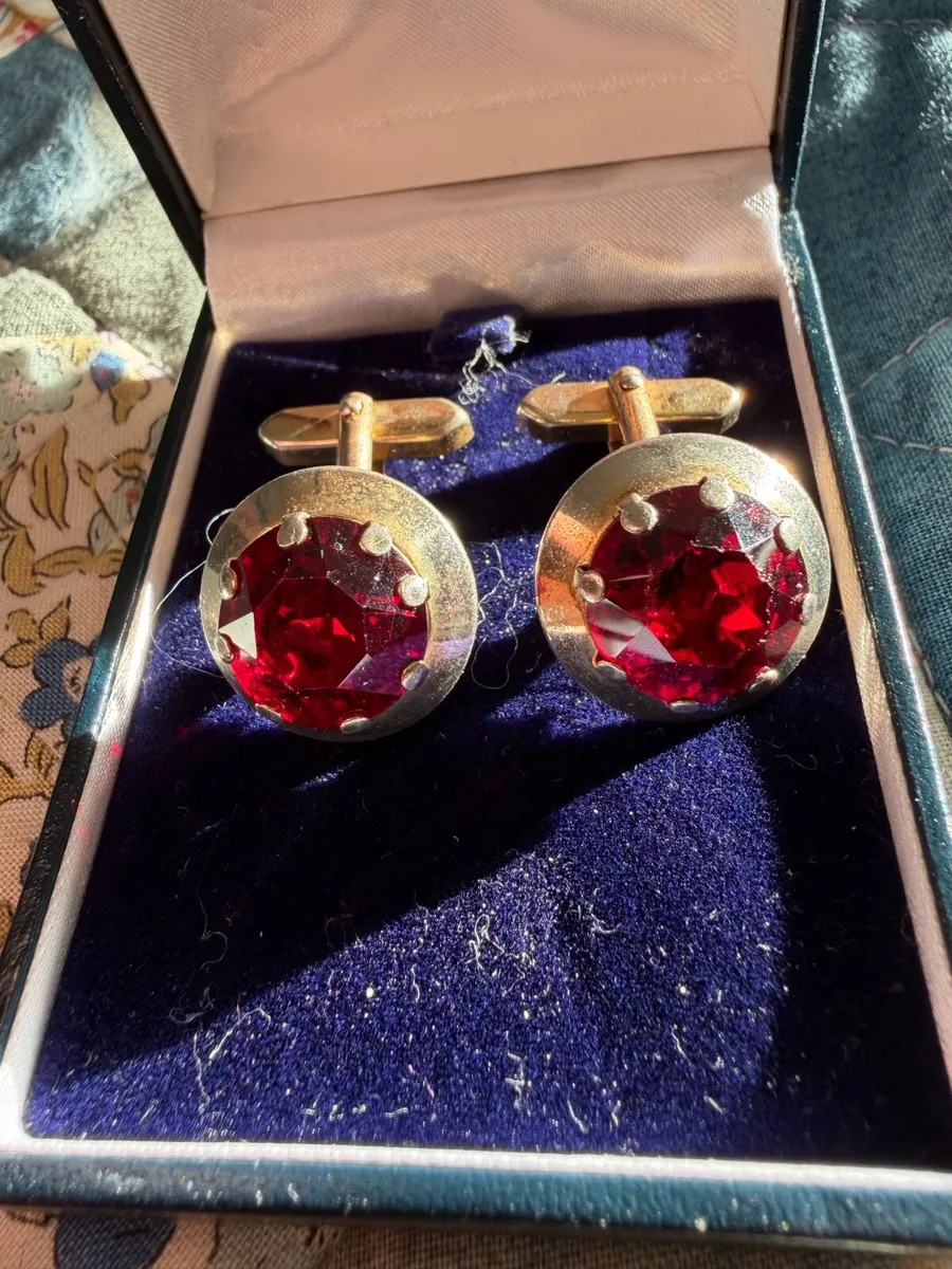 Men’s dress cuff links