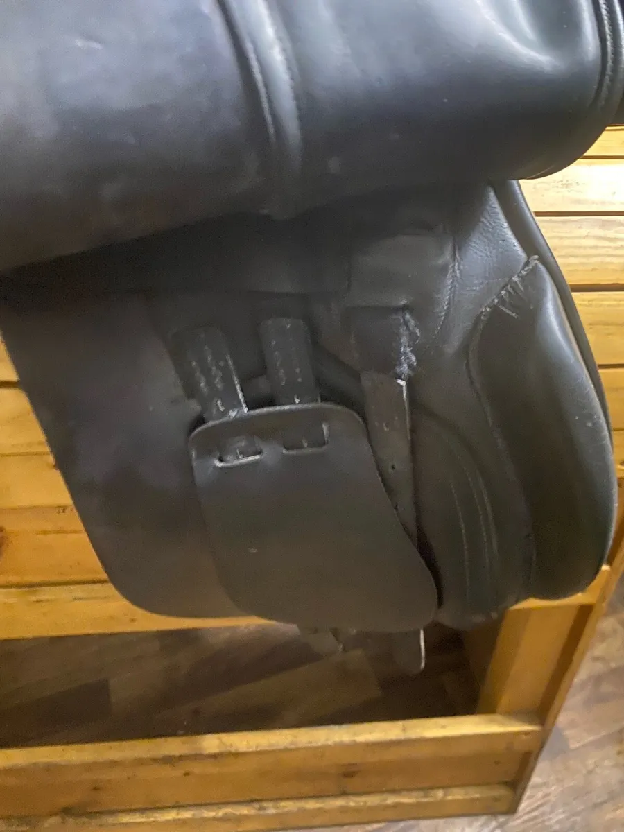17.5-18” wide Albion Black Leather saddle - Image 4