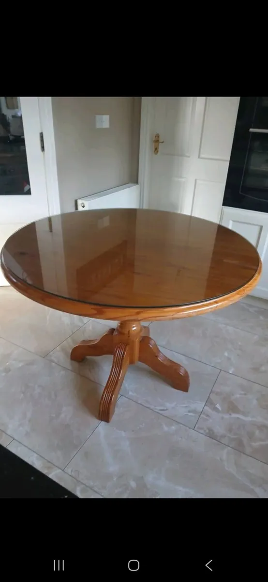Round table with protective glass - Image 1