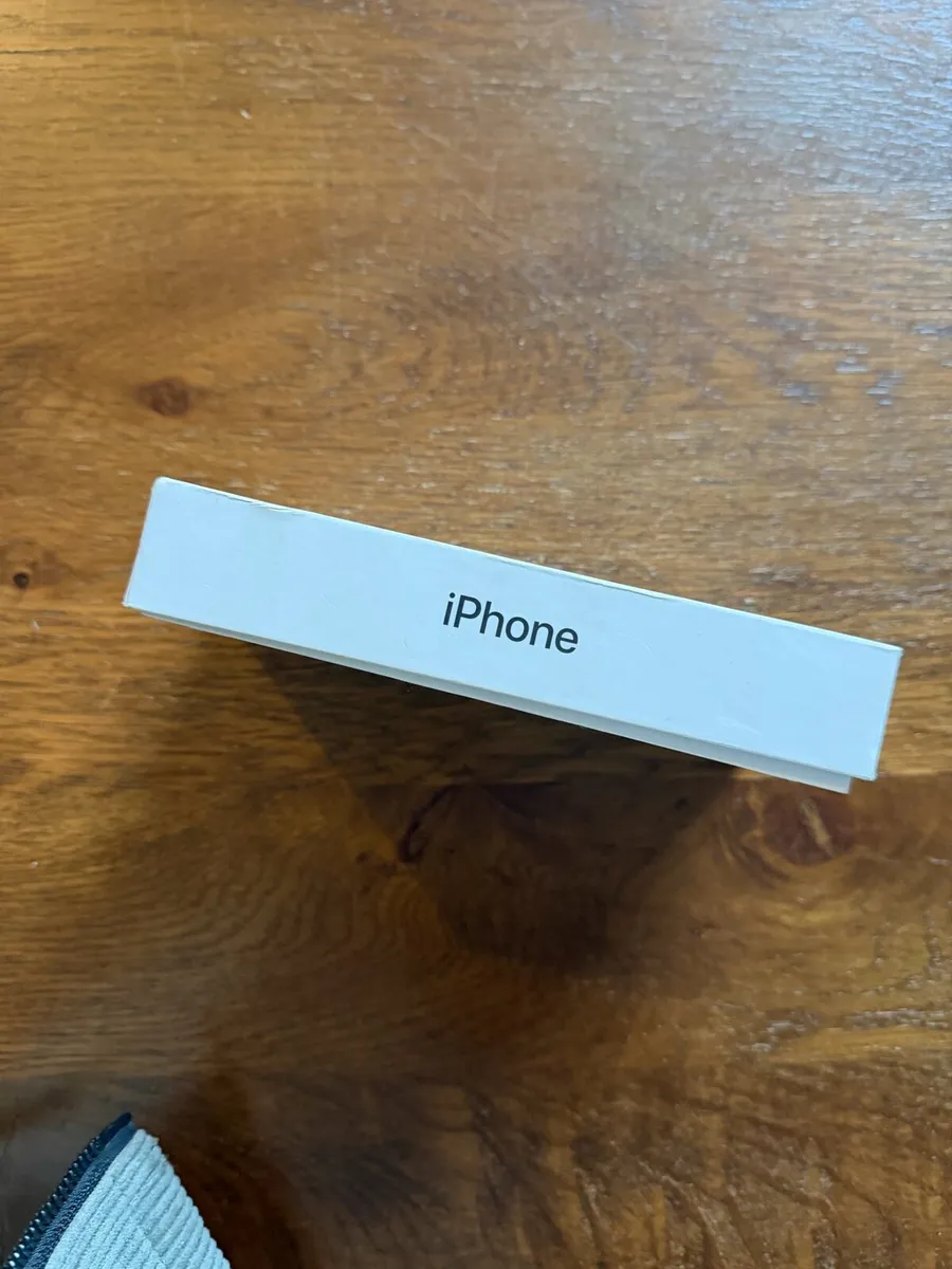 iPhone 15 - Image 4