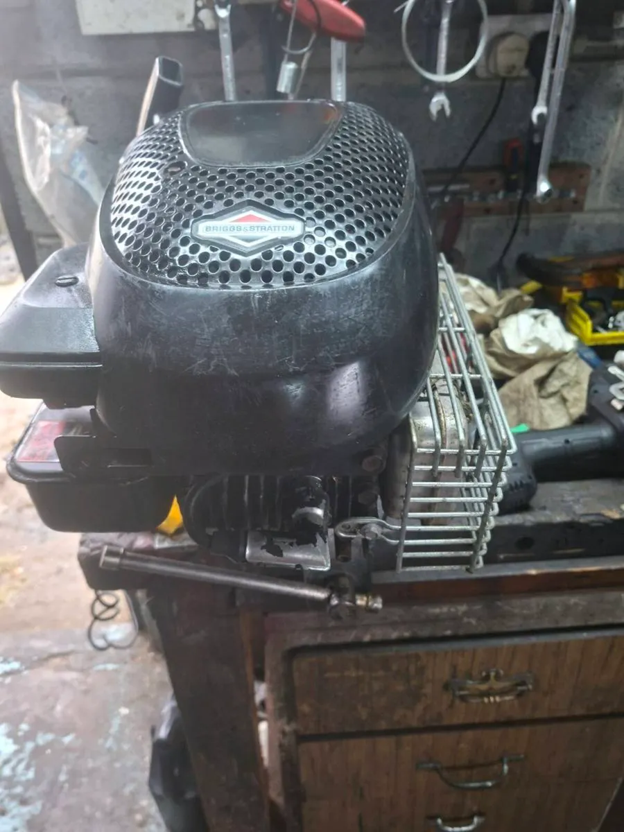Briggs and stratton engine  4hp - Image 2