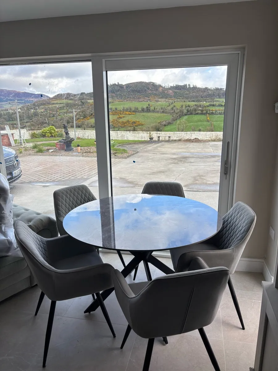 Round Marble table (5 seats) - Image 1