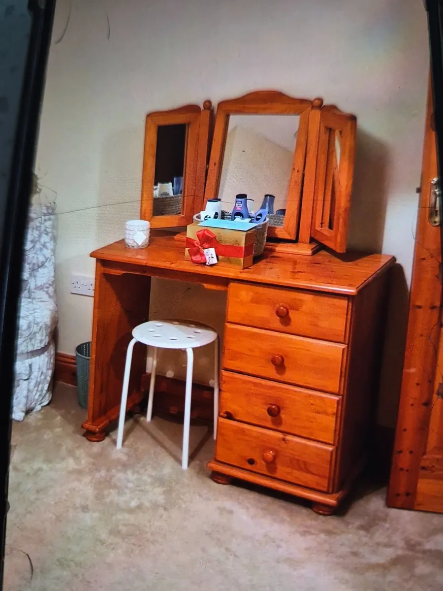 Pine dressing table - Image 1