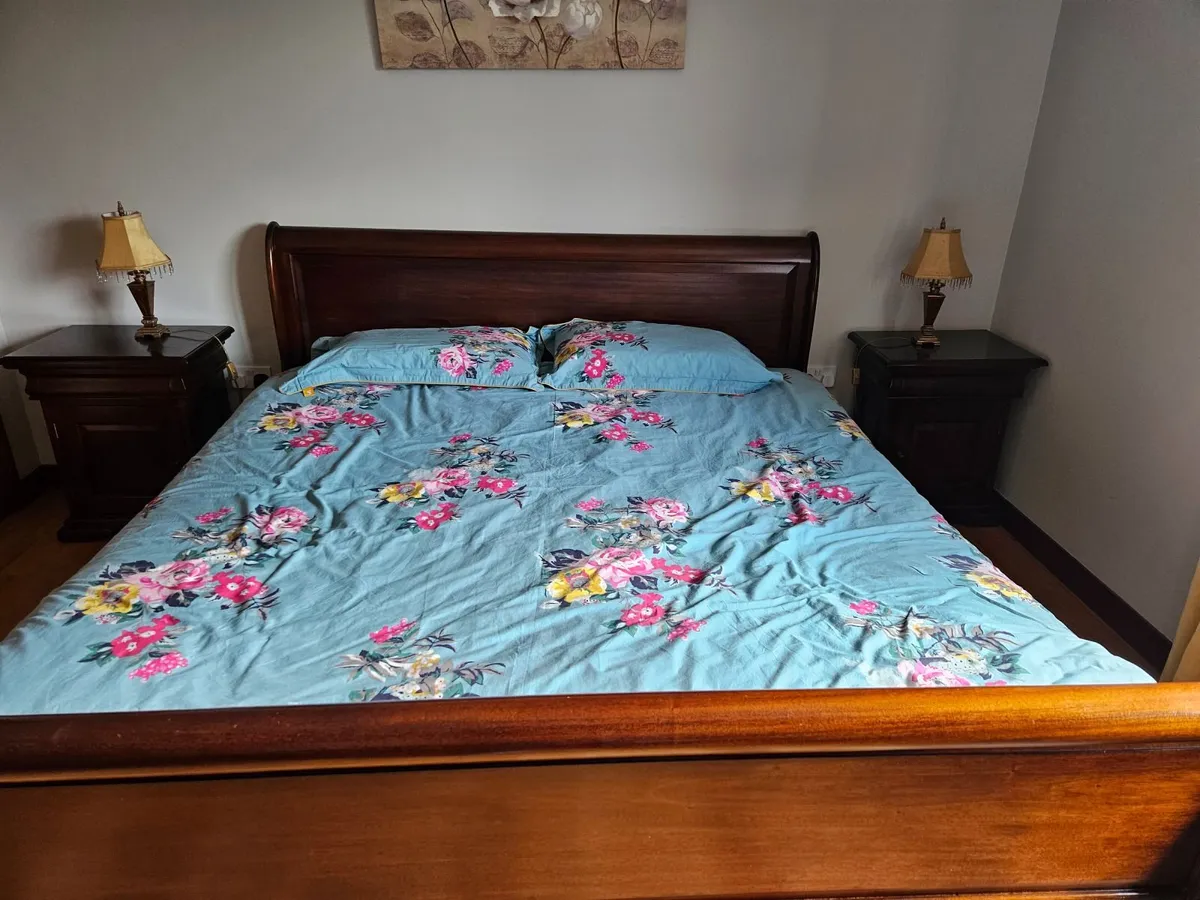 Bedroom suite - Image 1