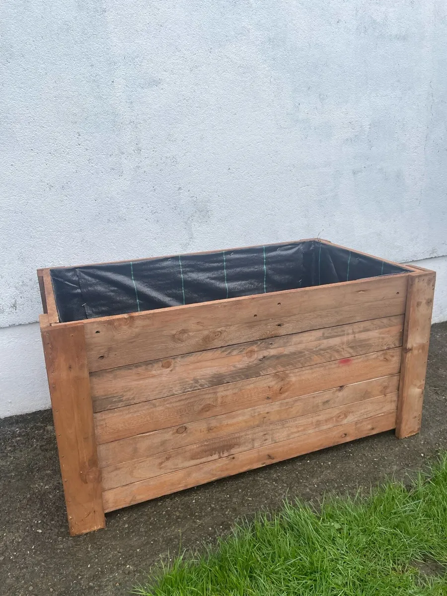 Raised wooden planter - Image 1