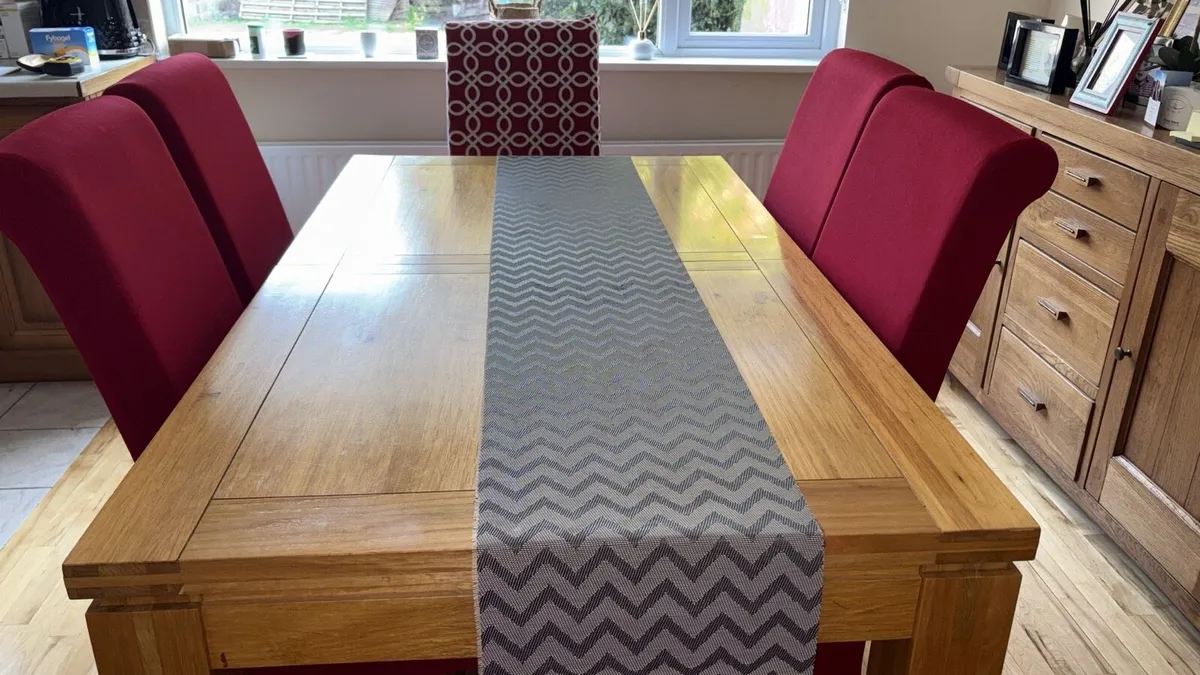 Table and 6 chairs - Image 1