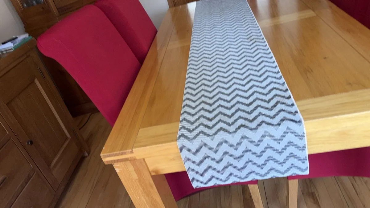 Table and 6 chairs - Image 2