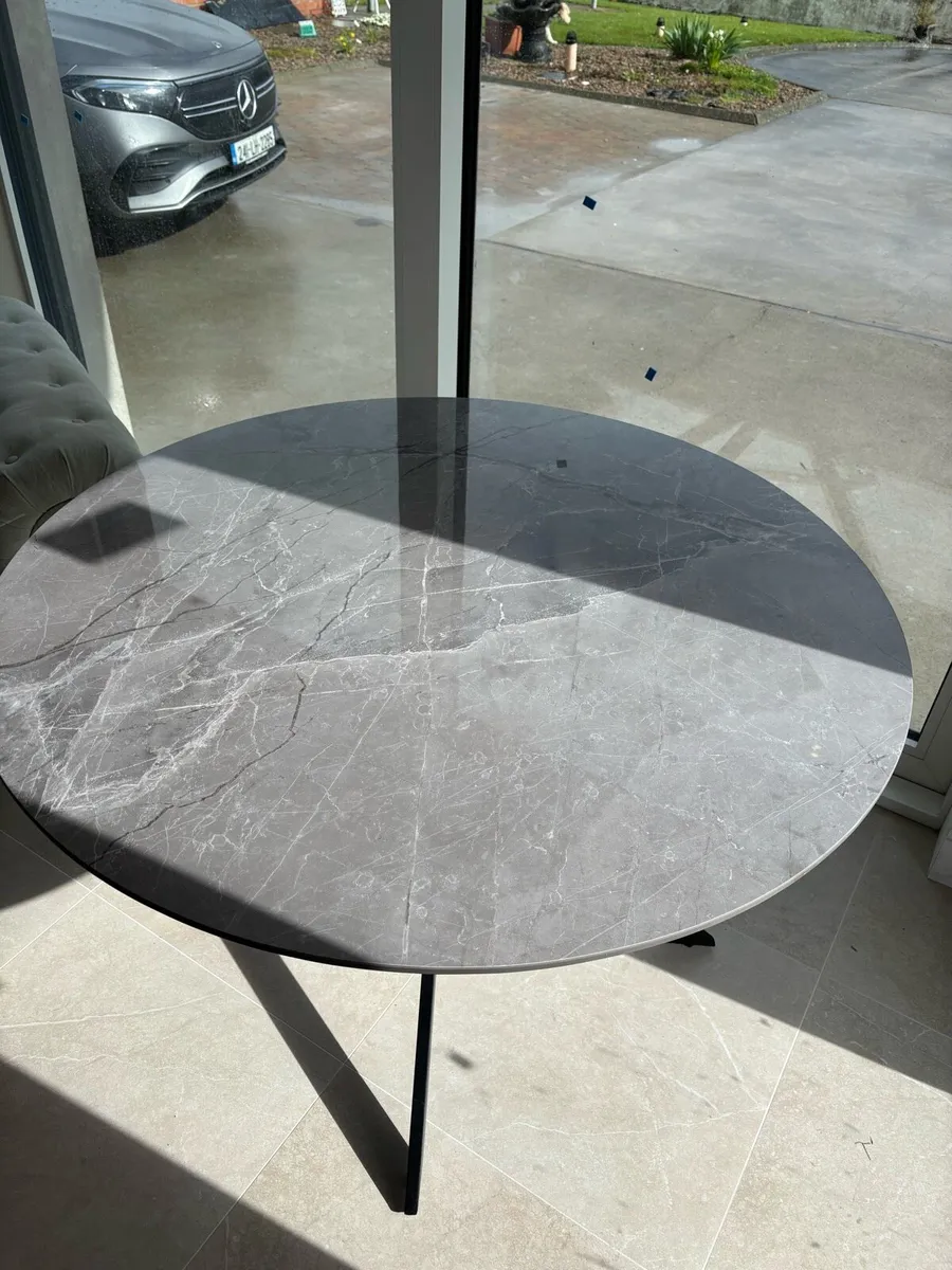 Round Marble table (5 seats) - Image 2