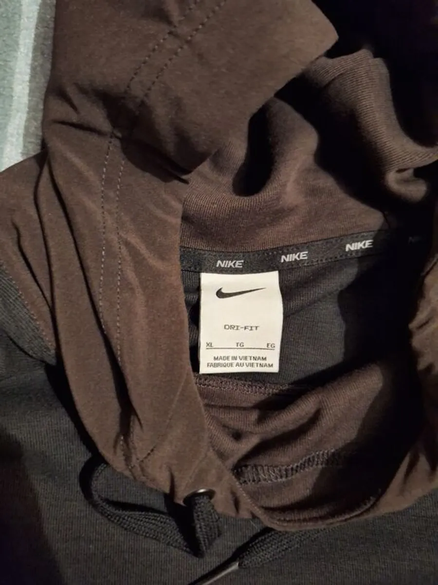 Hoodies and jumpers - Image 3