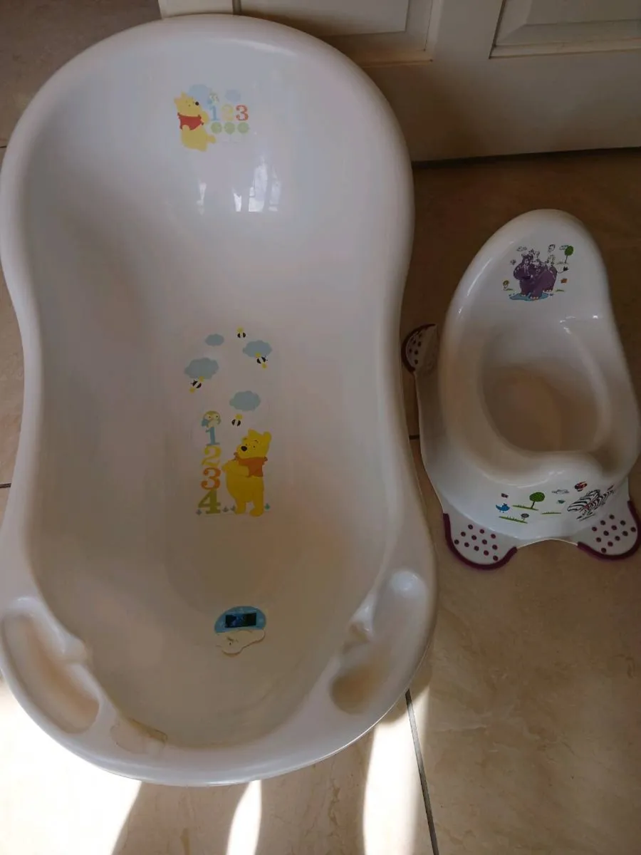 Baby bath + potties. - Image 1