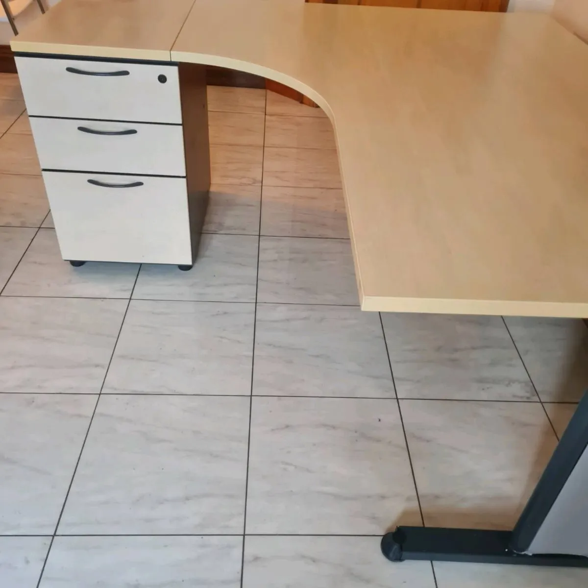 Managers corner office desk with - Image 2