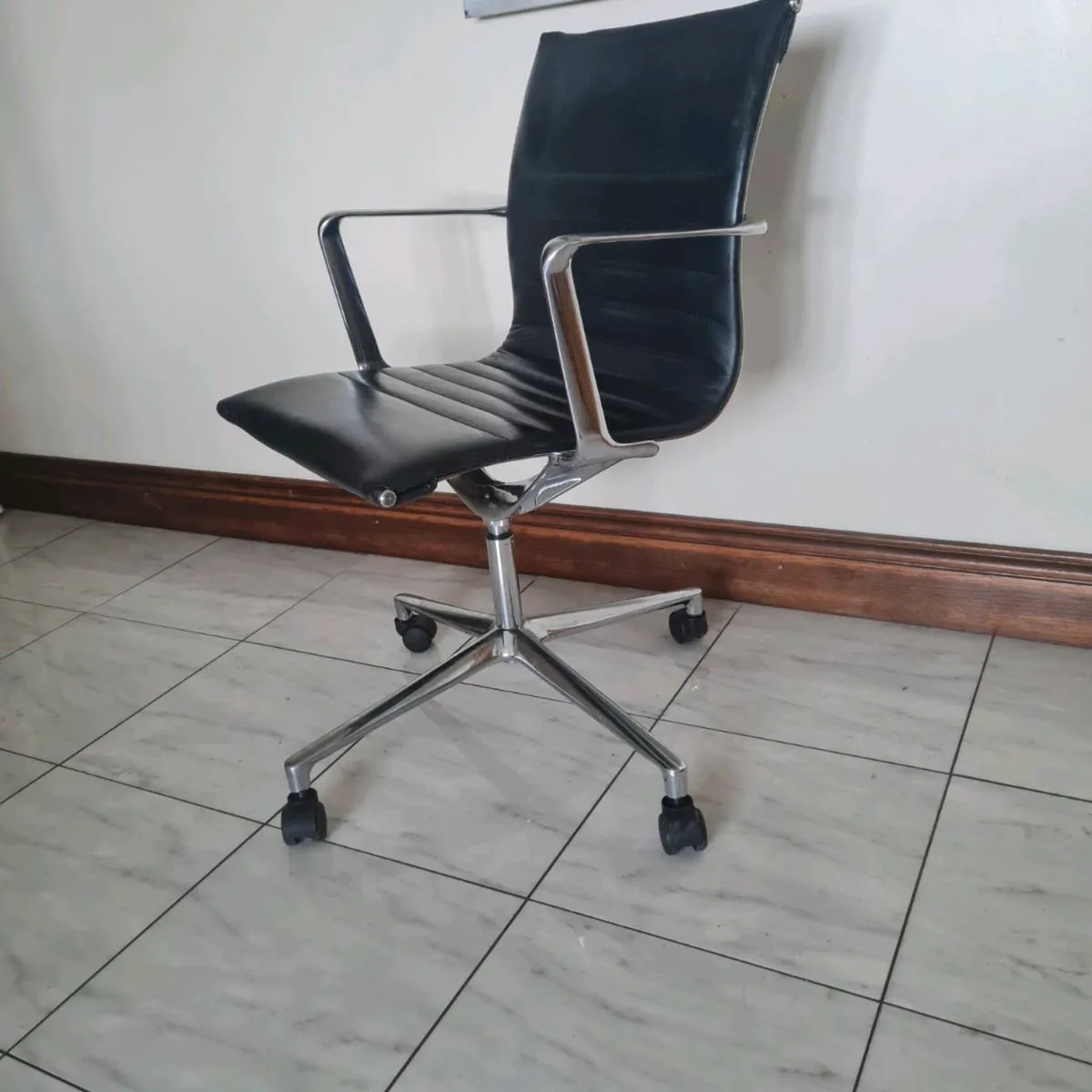 Black meeting executive office chairs - Image 1